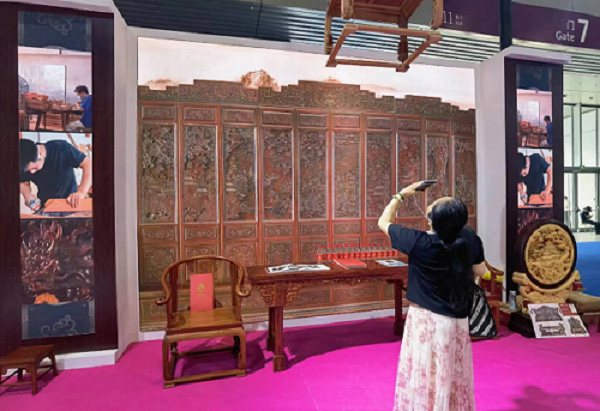 美聯(lián)紅木攜經(jīng)典之作亮相文博會 綻放紅木之光