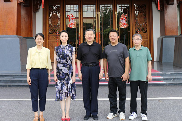 中國家具協(xié)會理事長徐祥楠帶隊(duì)蒞臨明堂家居考察