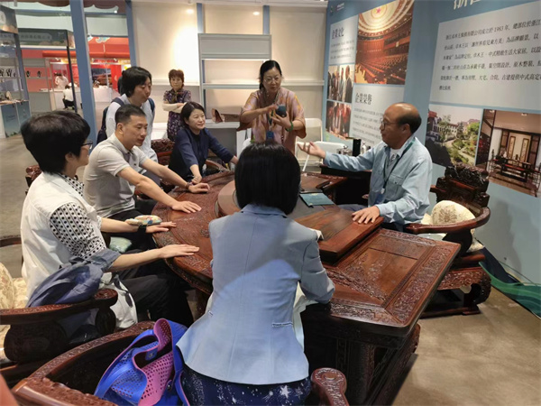 相關(guān)領(lǐng)導(dǎo)蒞臨卓木王展位參觀指導(dǎo)，與杜承三親切交談