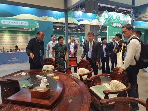 《中國(guó)夢(mèng)富春山居和諧茶臺(tái)》受到很多人的關(guān)注與觀看