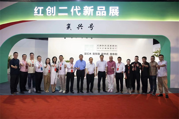 國務(wù)院參事室特邀研究員、國家人社部原副部長、中國勞動學(xué)會會長楊志明(右9)、東陽市委書記樓瑯堅(右8)與東陽紅創(chuàng)二代參展企業(yè)代表合影留念 國務(wù)院參事室特邀研究員、國家人社部原副部長、中國勞動學(xué)會會長楊志明(右9)、東陽市委書記樓瑯堅(右8)與東陽紅創(chuàng)二代參展企業(yè)代表合影留念