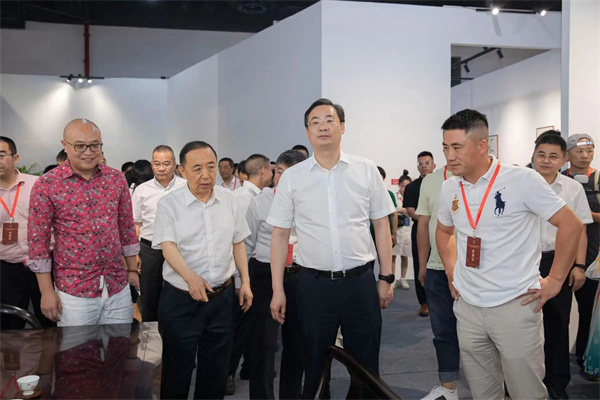 卓木王總裁杜長(zhǎng)江先生為蒞臨展位的領(lǐng)導(dǎo)介紹參展產(chǎn)品