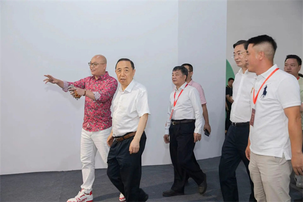 卓木王總裁杜長(zhǎng)江先生為蒞臨展位的領(lǐng)導(dǎo)介紹參展產(chǎn)品