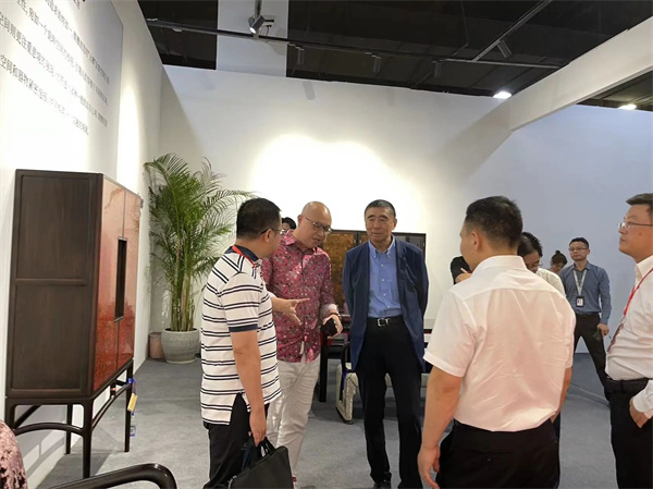 卓木王總裁杜長(zhǎng)江先生為蒞臨展位的領(lǐng)導(dǎo)介紹參展產(chǎn)品