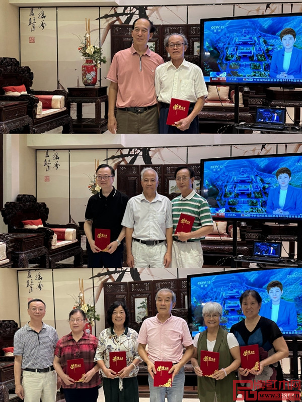 獲獎(jiǎng)詩(shī)友頒獎(jiǎng)現(xiàn)場(chǎng) 獲獎(jiǎng)詩(shī)友頒獎(jiǎng)現(xiàn)場(chǎng)