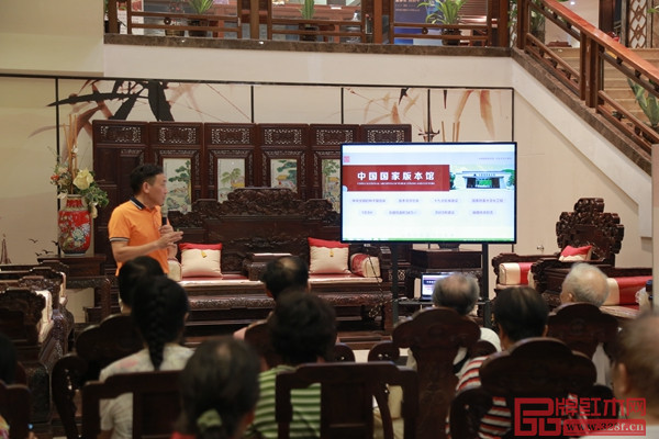 國(guó)方家居董事長(zhǎng)陳新平上臺(tái)分享版本館木作項(xiàng)目的制作成果 國(guó)方家居董事長(zhǎng)陳新平上臺(tái)分享版本館木作項(xiàng)目的制作成果