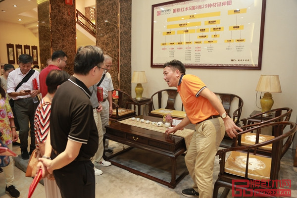 國(guó)方家居董事長(zhǎng)陳新平陪同參觀展廳 國(guó)方家居董事長(zhǎng)陳新平陪同參觀展廳