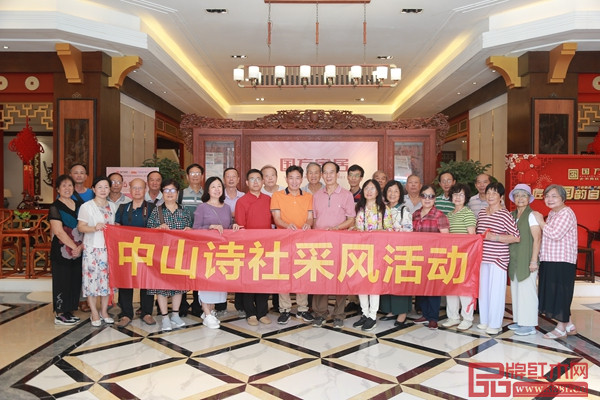 詩(shī)友們活動(dòng)后合影留念 詩(shī)友們活動(dòng)后合影留念