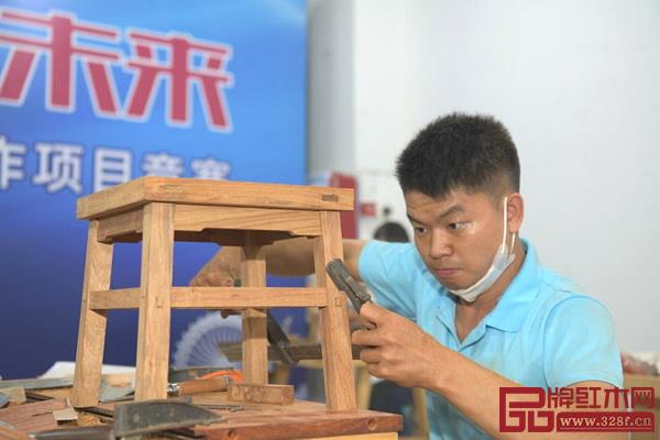 國方家居整裝生產(chǎn)總監(jiān)、支部黨員胡俊杰 國方家居整裝生產(chǎn)總監(jiān)、支部黨員胡俊杰