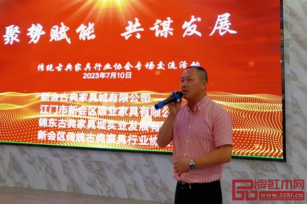 新會(huì)區(qū)委統(tǒng)戰(zhàn)部副部長(zhǎng)、區(qū)工商聯(lián)黨組鐘炳超書(shū)記在圓桌會(huì)議上講話 新會(huì)區(qū)委統(tǒng)戰(zhàn)部副部長(zhǎng)、區(qū)工商聯(lián)黨組鐘炳超書(shū)記在圓桌會(huì)議上講話