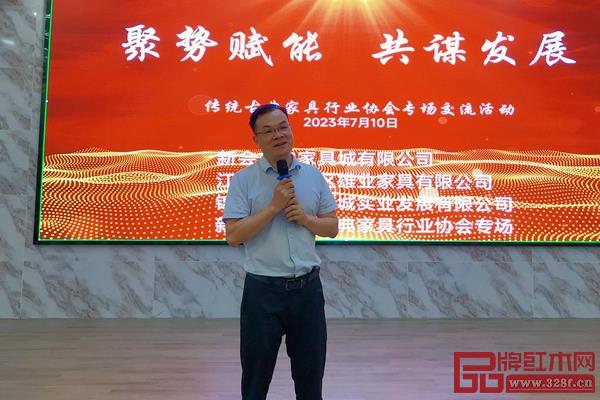 中國(guó)傳統(tǒng)工藝大師、雄業(yè)家具董事長(zhǎng)鐘超雄講話 中國(guó)傳統(tǒng)工藝大師、雄業(yè)家具董事長(zhǎng)鐘超雄講話