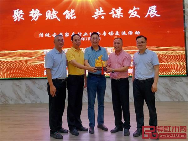 新會(huì)區(qū)工商聯(lián)十大專業(yè)協(xié)會(huì)聯(lián)盟圓桌會(huì)議順利舉行 新會(huì)區(qū)工商聯(lián)十大專業(yè)協(xié)會(huì)聯(lián)盟圓桌會(huì)議順利舉行