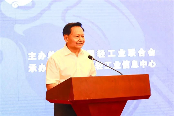 中國輕工業(yè)聯(lián)合會會長張崇和作主旨講話 