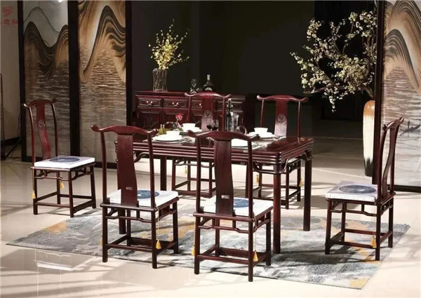 紅酸枝餐桌哪家好？喜迎紅紅木做的餐桌椅好嗎？