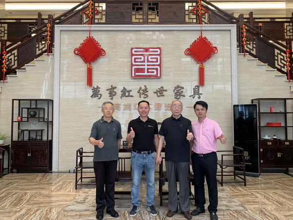 《紅木家具通用技術(shù)條件》標(biāo)準(zhǔn)主要起草人曹新民、華南農(nóng)業(yè)大學(xué)教授李凱夫等專家蒞臨萬(wàn)事紅參觀指導(dǎo)