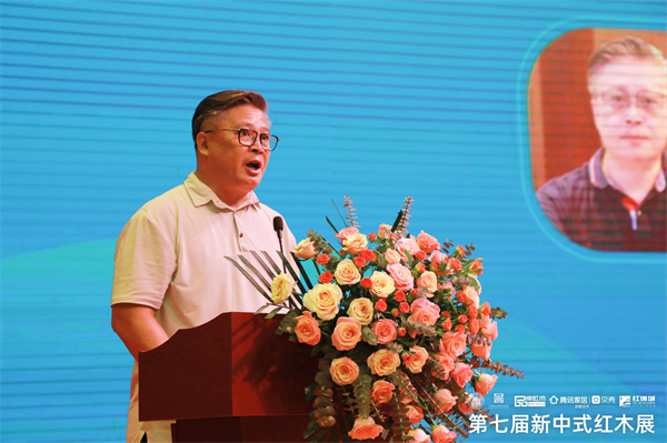 中山市紅木家具行業(yè)協(xié)會(huì)會(huì)長(zhǎng)林志洪發(fā)表致辭