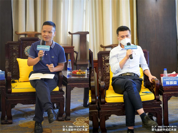 （左）中山職業(yè)技術(shù)學(xué)院紅木家居學(xué)院執(zhí)行院長(zhǎng)潘質(zhì)洪發(fā)言、（右）廣東省新中式家具設(shè)計(jì)工程技術(shù)研究中心主任、五邑大學(xué)研究生導(dǎo)師陳振益發(fā)言