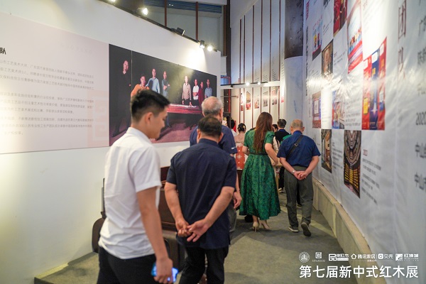 一眾領(lǐng)導(dǎo)嘉賓走進國方家居2023新中式紅木展展位品鑒紅木精品 一眾領(lǐng)導(dǎo)嘉賓走進國方家居2023新中式紅木展展位品鑒紅木精品