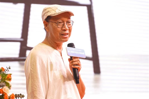 全聯(lián)藝術(shù)紅木家具專業(yè)委員會專家顧問、清華大學家具設計高研班特邀教授彭亮帶來《新中式紅木家具的未來一當代新中式設計的思考》的主題分享 全聯(lián)藝術(shù)紅木家具專業(yè)委員會專家顧問、清華大學家具設計高研班特邀教授彭亮帶來《新中式紅木家具的未來一當代新中式設計的思考》的主題分享