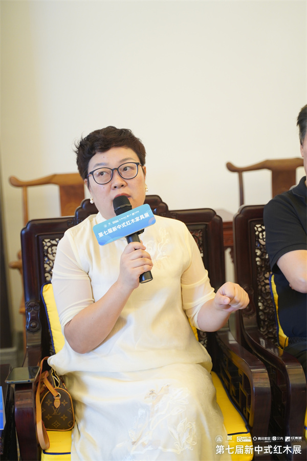 全聯(lián)藝術(shù)紅木家具專業(yè)委員會(huì)專家顧問(wèn)、華南農(nóng)業(yè)大學(xué)研究生導(dǎo)師郭瓊參與討論 全聯(lián)藝術(shù)紅木家具專業(yè)委員會(huì)專家顧問(wèn)、華南農(nóng)業(yè)大學(xué)研究生導(dǎo)師郭瓊參與討論