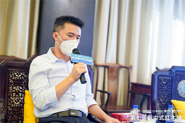 五邑大學(xué)研究生導(dǎo)師、廣東省新中式家具設(shè)計(jì)工程技術(shù)研究中心主任陳振益參與論壇討論 五邑大學(xué)研究生導(dǎo)師、廣東省新中式家具設(shè)計(jì)工程技術(shù)研究中心主任陳振益參與論壇討論