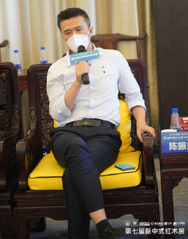 五邑大學(xué)研究生導(dǎo)師、廣東省新中式家具設(shè)計(jì)工程技術(shù)研究中心主任陳振益參與論壇討論 五邑大學(xué)研究生導(dǎo)師、廣東省新中式家具設(shè)計(jì)工程技術(shù)研究中心主任陳振益參與論壇討論