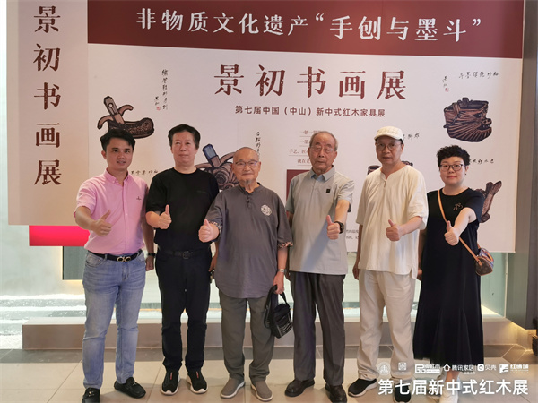 彭亮教授(右二)與與全聯(lián)藝術(shù)紅木家具專業(yè)委員會專家顧問胡景初(左三)、曹新民(右三)、郭瓊(右一)、深圳家具開發(fā)研究院院長許柏鳴(左二)、全聯(lián)藝術(shù)紅木家具專業(yè)委員會執(zhí)行會長林偉華(左一)在“景初書畫展”前合影留念 彭亮教授(右二)與與全聯(lián)藝術(shù)紅木家具專業(yè)委員會專家顧問胡景初(左三)、曹新民(右三)、郭瓊(右一)、深圳家具開發(fā)研究院院長許柏鳴(左二)、全聯(lián)藝術(shù)紅木家具專業(yè)委員會執(zhí)行會長林偉華(左一)在“景初書畫展”前合影留念
