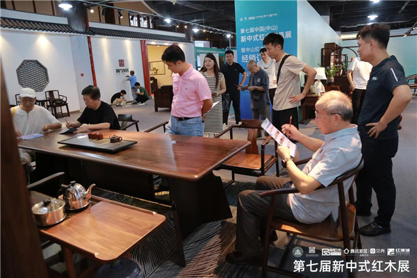 專家評審團代表走進云吉智造2023新中式紅木展展位品鑒《盾派茶臺》 專家評審團代表走進云吉智造2023新中式紅木展展位品鑒《盾派茶臺》
