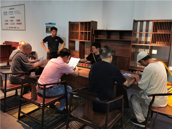 云吉智造林總給專家評審團講解《盾派茶臺》的設(shè)計巧思 云吉智造林總給專家評審團講解《盾派茶臺》的設(shè)計巧思