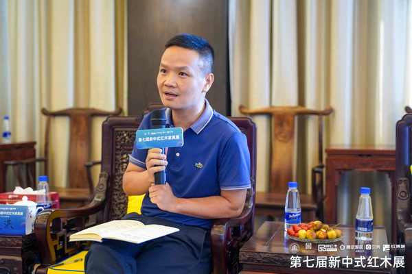 中山職業(yè)技術(shù)學(xué)院紅木家居學(xué)院院長(zhǎng)潘質(zhì)洪在新中式論壇沙龍中發(fā)表觀點(diǎn) 中山職業(yè)技術(shù)學(xué)院紅木家居學(xué)院院長(zhǎng)潘質(zhì)洪在新中式論壇沙龍中發(fā)表觀點(diǎn)