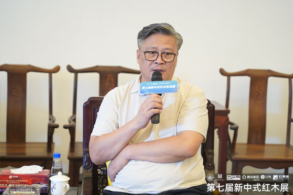 中山市紅木家具行業(yè)協(xié)會(huì)會(huì)長(zhǎng)林志洪在新中式論壇沙龍中發(fā)表觀點(diǎn) 中山市紅木家具行業(yè)協(xié)會(huì)會(huì)長(zhǎng)林志洪在新中式論壇沙龍中發(fā)表觀點(diǎn)