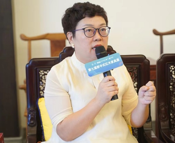 全聯(lián)藝術(shù)紅木家具專(zhuān)業(yè)委員會(huì)專(zhuān)家顧問(wèn)、華南農(nóng)業(yè)大學(xué)研究生導(dǎo)師郭瓊在新中式論壇沙龍中發(fā)表觀點(diǎn) 全聯(lián)藝術(shù)紅木家具專(zhuān)業(yè)委員會(huì)專(zhuān)家顧問(wèn)、華南農(nóng)業(yè)大學(xué)研究生導(dǎo)師郭瓊在新中式論壇沙龍中發(fā)表觀點(diǎn)