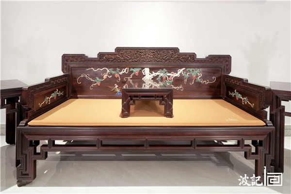 《提子寶座沙發(fā)》靠背、扶手做成三屏風式,中高旁低 《提子寶座沙發(fā)》靠背、扶手做成三屏風式,中高旁低