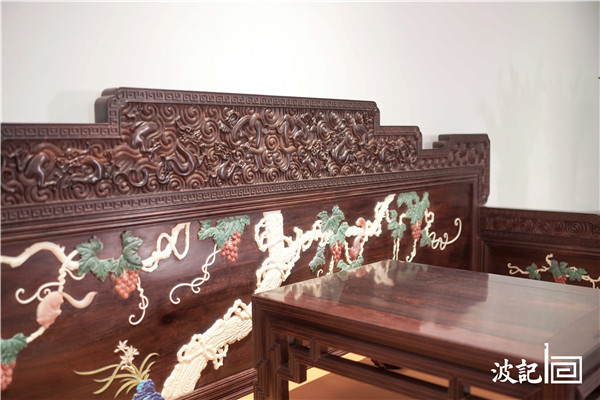 搭腦處滿飾浮雕龍紋,寓意美好 搭腦處滿飾浮雕龍紋,寓意美好