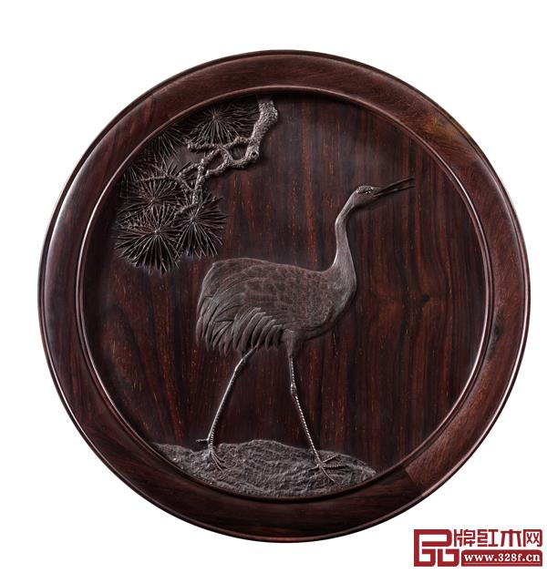 泰和園《松鶴延年茶臺六件套》椅靠背局部雕刻十分精細(xì) 泰和園《松鶴延年茶臺六件套》椅靠背局部雕刻十分精細(xì)