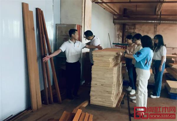 國(guó)方家居黨員開(kāi)展安全排查工作 國(guó)方家居黨員開(kāi)展安全排查工作