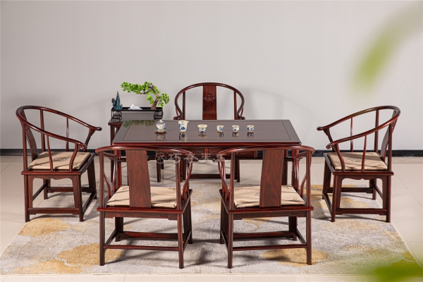 巧奪天工紅木：斫木成器，讓紅木家具的“案、桌、幾”，閃爍著深厚歲月的光芒！