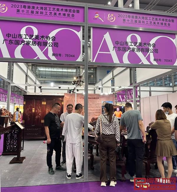 國(guó)方家居紅木展品吸引一眾觀展者駐足參觀 國(guó)方家居紅木展品吸引一眾觀展者駐足參觀