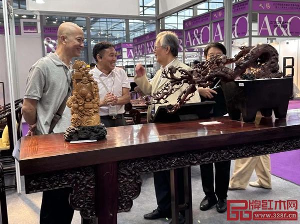 高級(jí)工藝美術(shù)師、國(guó)方家居創(chuàng)始人陳新平(左二)與評(píng)委交流 高級(jí)工藝美術(shù)師、國(guó)方家居創(chuàng)始人陳新平(左二)與評(píng)委交流