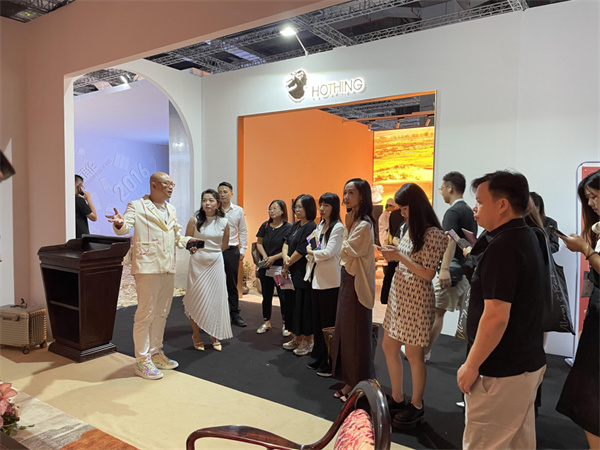 卓木王總裁杜長江為到場嘉賓介紹微醺空間 卓木王總裁杜長江為到場嘉賓介紹微醺空間