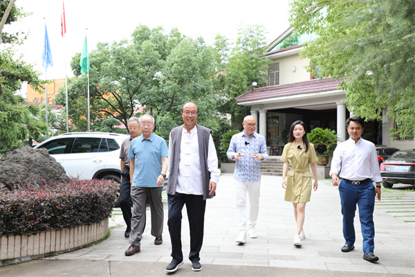 全國工商聯(lián)藝術(shù)紅木家具專業(yè)委員會專家顧問、《紅木家具通用技術(shù)條件》標準主要起草人曹新民（左二），全國工商聯(lián)藝術(shù)紅木家具專業(yè)委員會專家顧問、華南農(nóng)業(yè)大學教授李凱夫（左一），全國工商聯(lián)藝術(shù)紅木家具專業(yè)委員會執(zhí)行會長、《大國匠心&大國工廠》欄目策劃人、品牌紅木CEO林偉華（右一），中國傳統(tǒng)工藝大師、卓木王董事長杜承三（左三），全國工商聯(lián)藝術(shù)紅木家具專業(yè)委員會主席團主席、卓木王總裁杜長江（右三）與央視主持人（右二）參觀卓木王杜山莊
