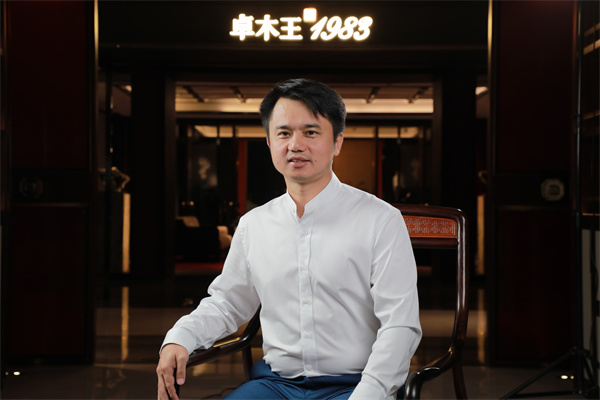 全國工商聯(lián)藝術紅木家具專業(yè)委員會執(zhí)行會長、《大國匠心&大國工廠》欄目策劃人、品牌紅木CEO林偉華 全國工商聯(lián)藝術紅木家具專業(yè)委員會執(zhí)行會長、《大國匠心&大國工廠》欄目策劃人、品牌紅木CEO林偉華