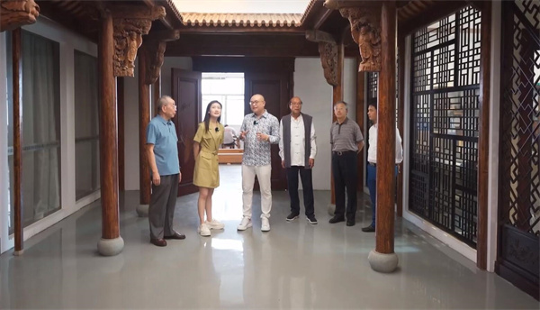 《大國(guó)工廠》欄目專家和央視主持人參觀卓木王中式高定工廠