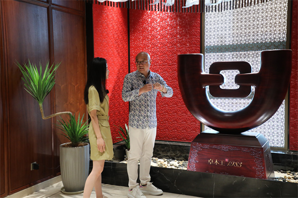 卓木王總裁杜長(zhǎng)江為央視主持人講解雕塑“傳承”含義 卓木王總裁杜長(zhǎng)江為央視主持人講解雕塑“傳承”含義
