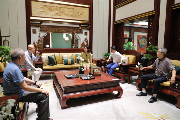 卓木王總裁杜長(zhǎng)江為專(zhuān)家和主持人介紹卓木王展廳 卓木王總裁杜長(zhǎng)江為專(zhuān)家和主持人介紹卓木王展廳