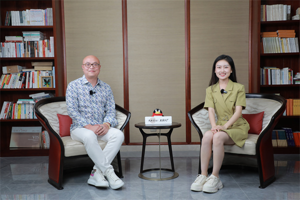 卓木王總裁杜長(zhǎng)江為央視主持人介紹杜山莊第三期發(fā)展規(guī)劃 卓木王總裁杜長(zhǎng)江為央視主持人介紹杜山莊第三期發(fā)展規(guī)劃