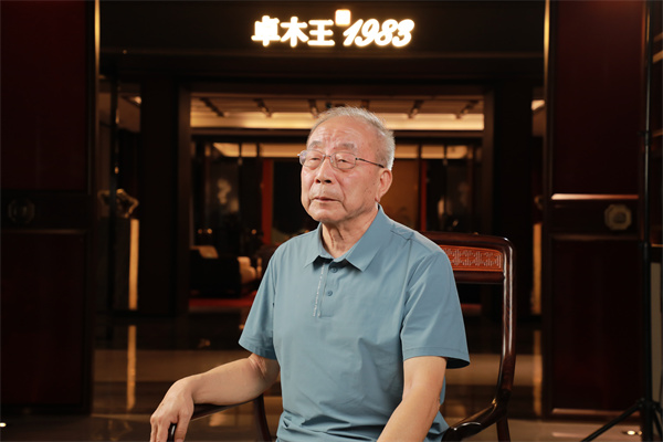 全國工商聯(lián)藝術紅木家具專業(yè)委員會專家顧問、《紅木家具通用技術條件》標準主要起草人曹新民 全國工商聯(lián)藝術紅木家具專業(yè)委員會專家顧問、《紅木家具通用技術條件》標準主要起草人曹新民