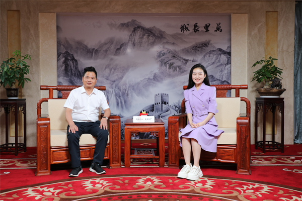 央視主持人專訪中信紅木董事長(zhǎng)李忠信