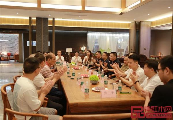 紅木學(xué)會(huì)理事會(huì)新會(huì)座談交流會(huì)在雄業(yè)家具順利舉行 紅木學(xué)會(huì)理事會(huì)新會(huì)座談交流會(huì)在雄業(yè)家具順利舉行