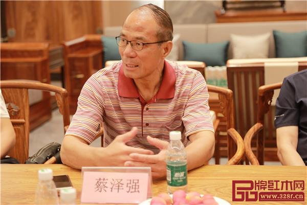 原中山市科學(xué)技術(shù)協(xié)會(huì)調(diào)研員、中山市紅木古典家具學(xué)會(huì)創(chuàng)辦人蔡澤強(qiáng)發(fā)言 原中山市科學(xué)技術(shù)協(xié)會(huì)調(diào)研員、中山市紅木古典家具學(xué)會(huì)創(chuàng)辦人蔡澤強(qiáng)發(fā)言